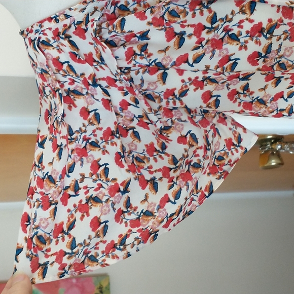 Max Studio short flutter sleeve v-neck blouse red cream blue floral  size M - Picture 3 of 7